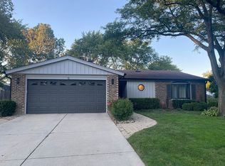 5 Beacon Ct, Buffalo Grove, IL 60089