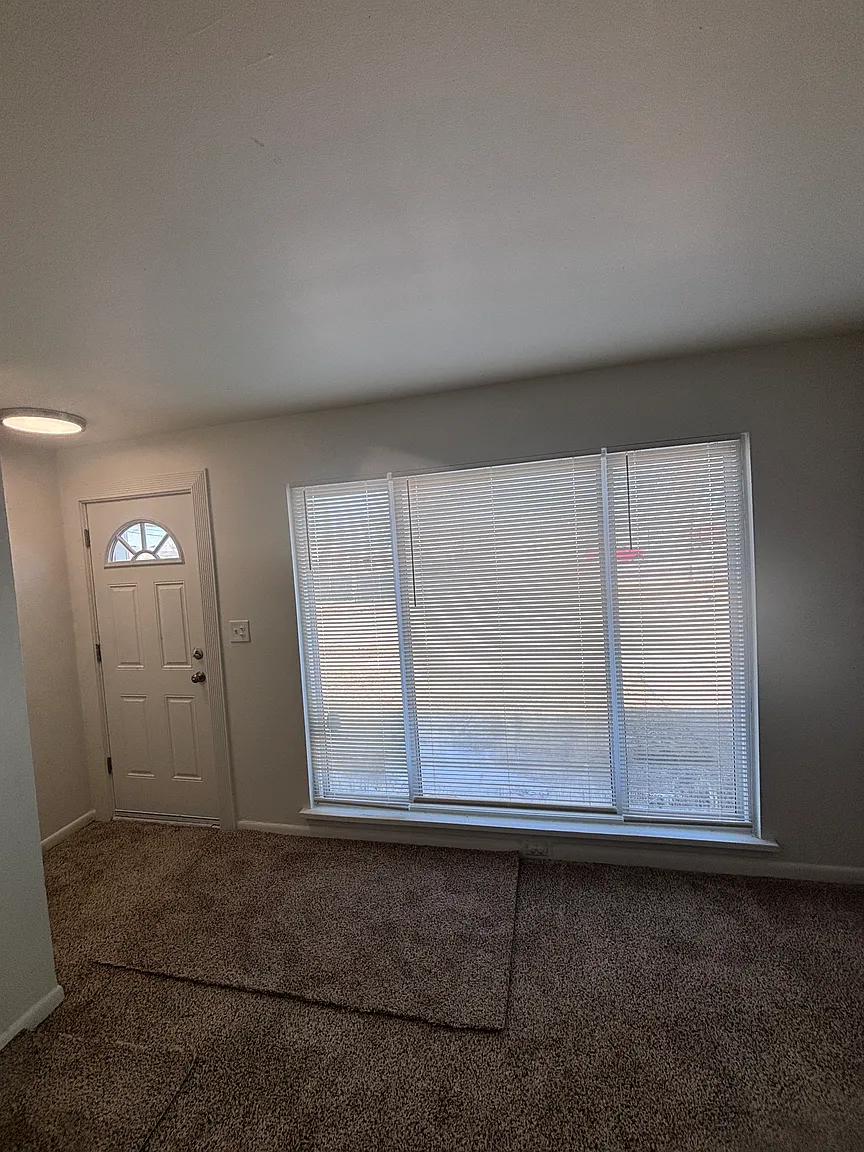 1636 E Woodruff Ave photo 1