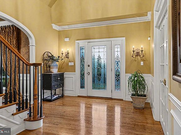4th image of 1100 Briar Way