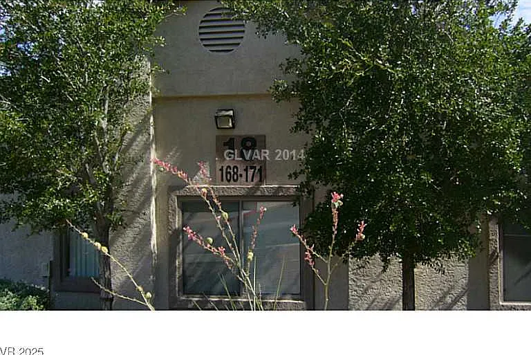 2050 N Los Feliz St #168 — Photo 2