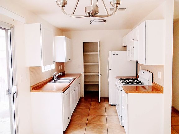 Showing full pantry in kitchen