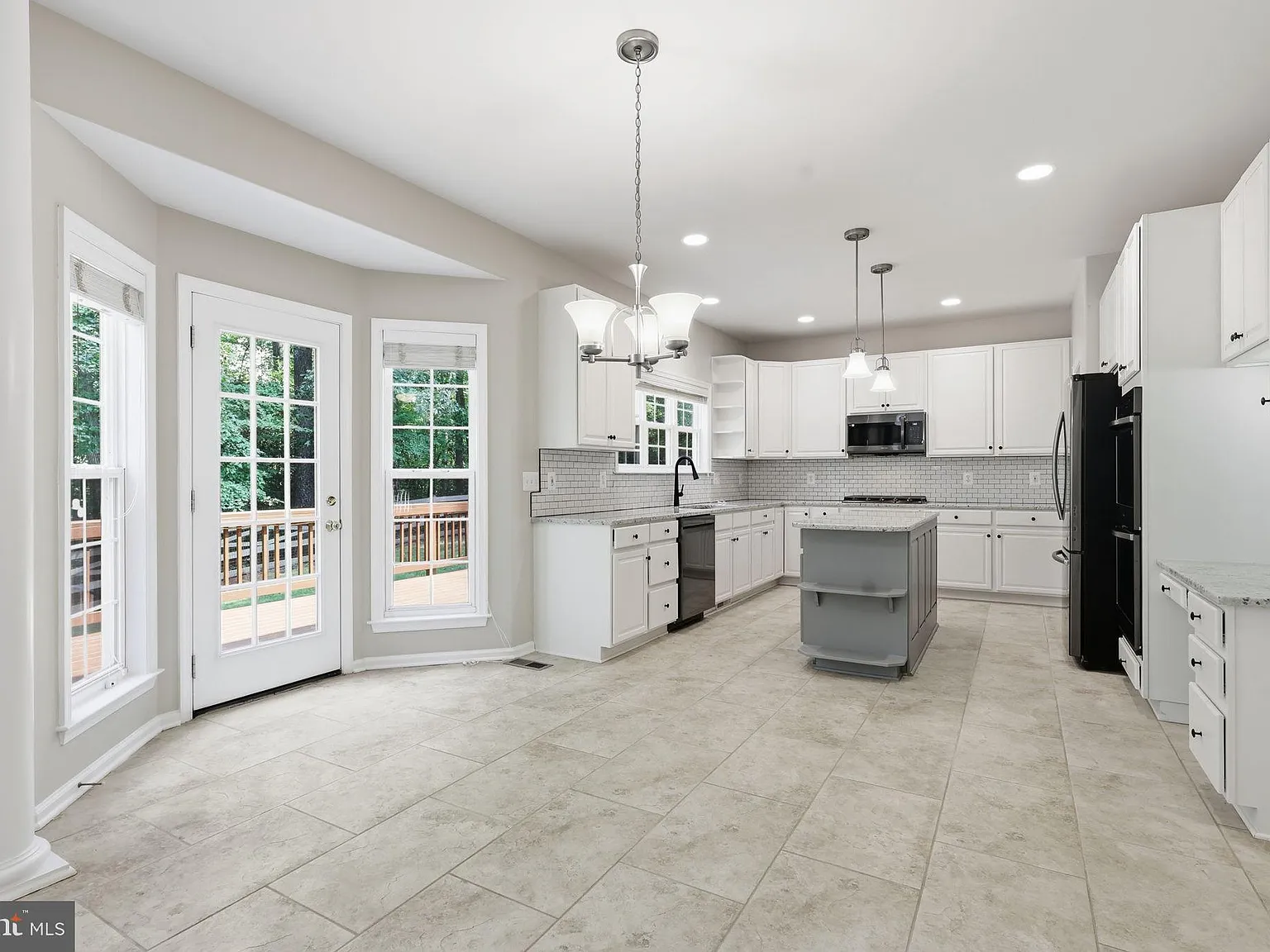 5 bed, 5.0 bath, 4565 sqft, $4,500 — Photo 3