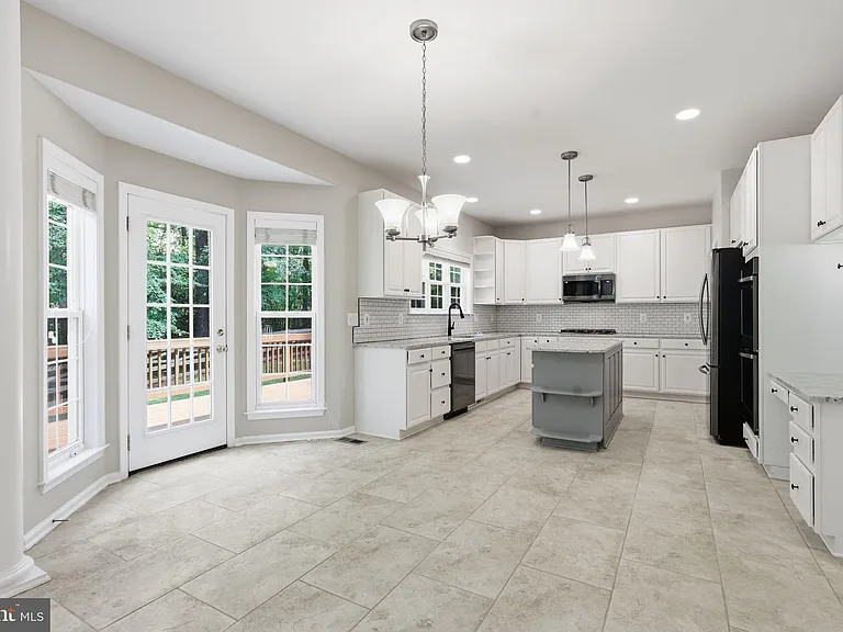 100 Spyglass Ln — Photo 3