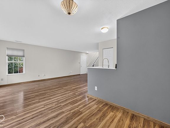 4th image of 604 Bayberry Ct W