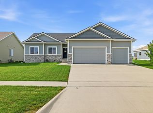916 35th St SW, Altoona, IA 50009