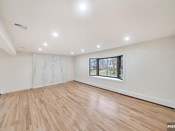 5th image of 468 Morse Ave