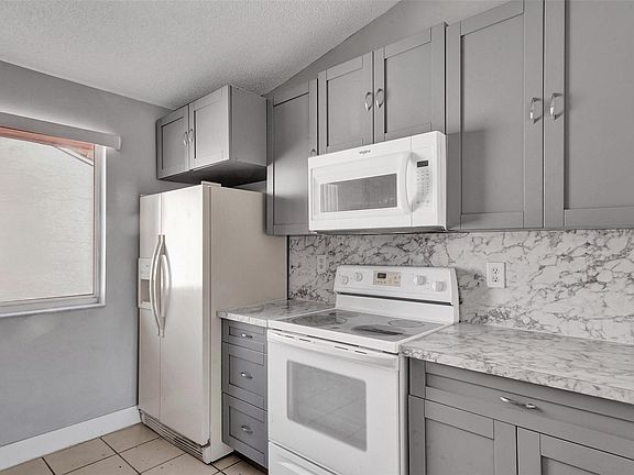 5th image of 8041 Lake Drive #201