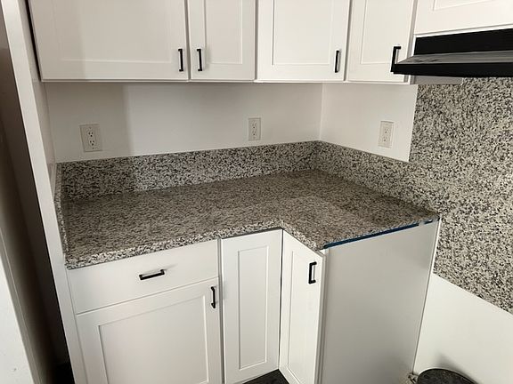 4th image of 483 W 23rd St