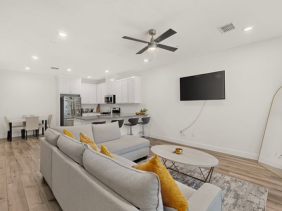 4th image of 605 Friendswood Dr