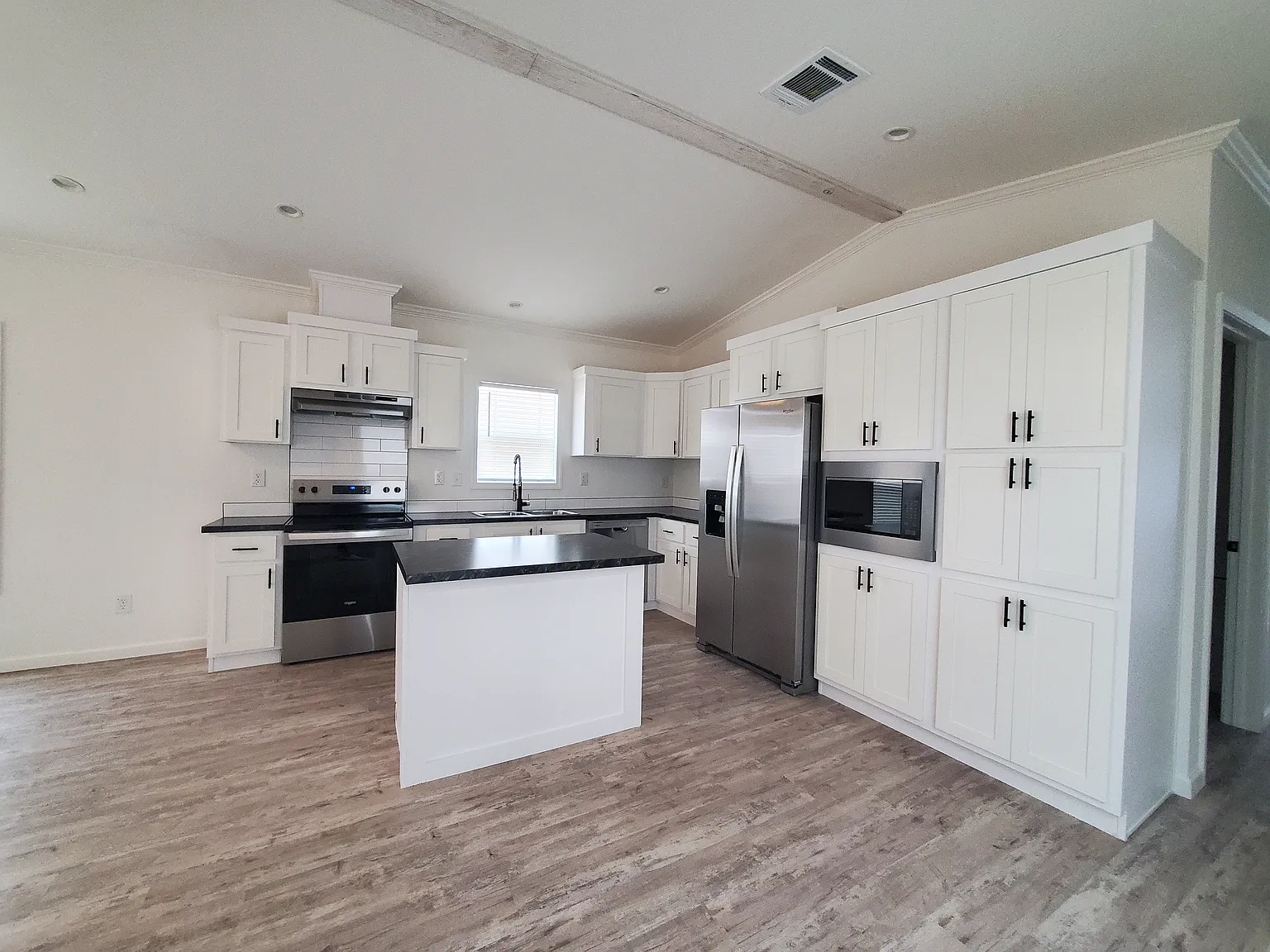 2 bed, 1224 sqft, $1,599 — Photo 4