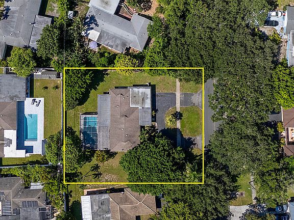 5th image of 521 SW 59th Avenue