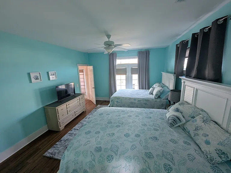 Downstairs Master Bathroom (1 or both beds can be removed for tenants who bring their own furniture)