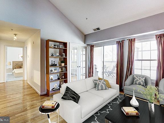 4th image of 6620 Lake Park Dr #3C