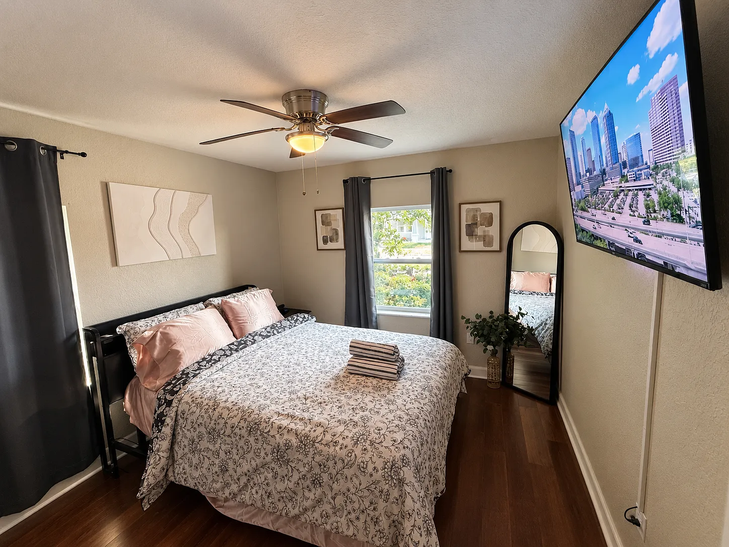 3 bed, 910 sqft, $2,495 — Photo 2