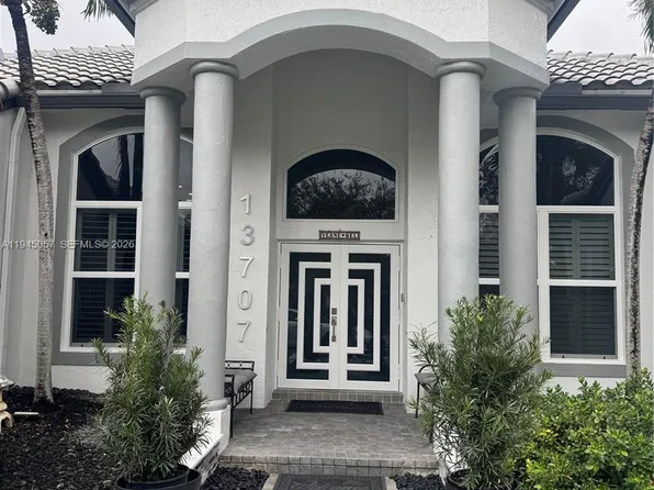 13707 NW 21st St, Pembroke Pines, FL 33028