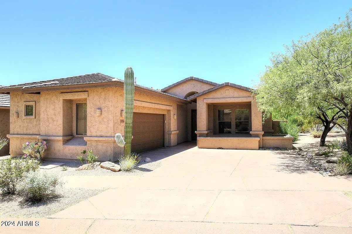 4 bed, 2.5 bath, 2500 sqft, $5,100 — Photo 2