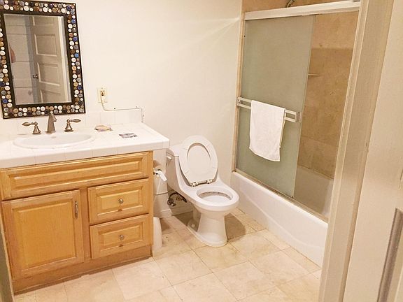 5th image of 207 N Hobart Blvd