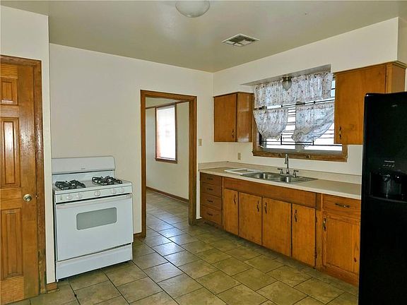 3rd image of 3323 Republic St
