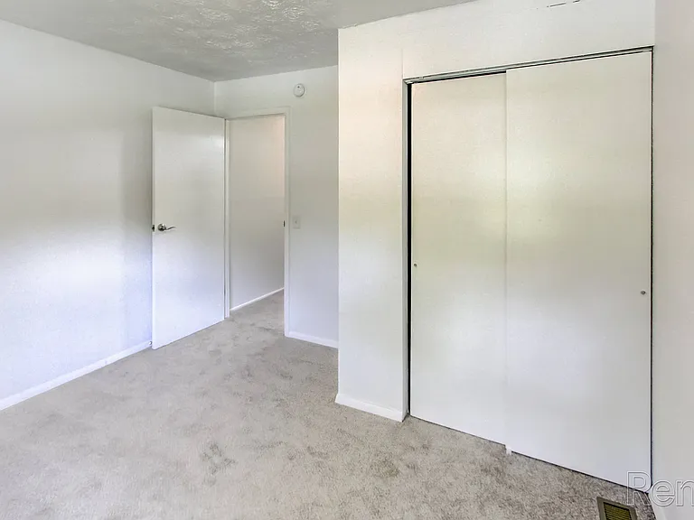 English Village Apartments — Photo 15