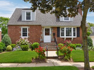 33 Pine Ave, Floral Park, NY 11001