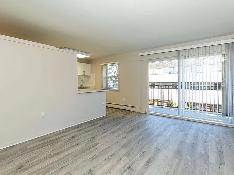 12507 Stony Plain Rd NW — Photo 6