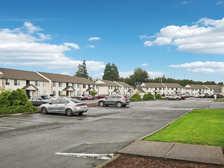 Stonehedge Court Apartments — Photo 21