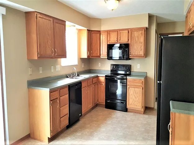 440 Dexter Ct — Photo 2