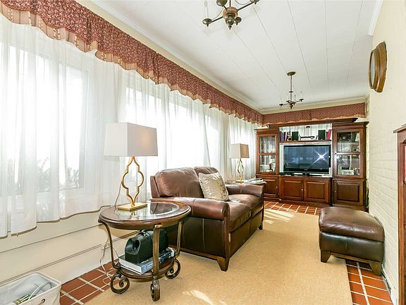2nd image of 61 Franklin Pl