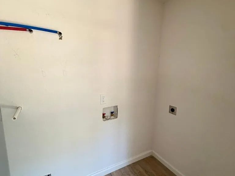 924 Hubert St — Photo 9