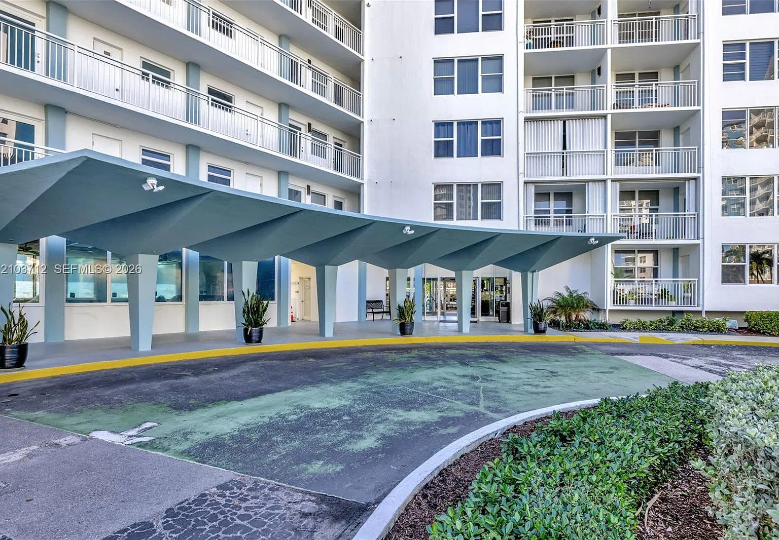 Granada House Condominium — Photo 2
