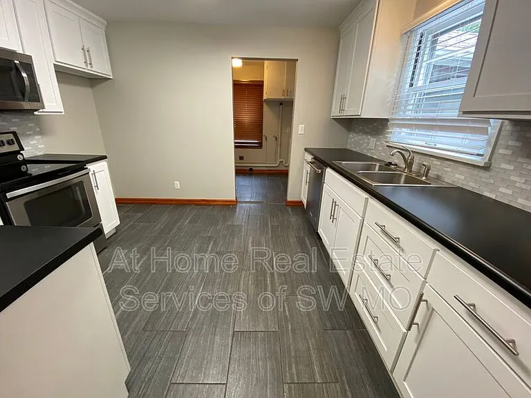 1526 S Kentwood Ave — Photo 9