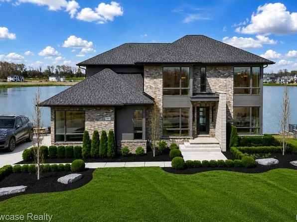 2559 Crystal Lake Dr, Commerce Township, MI 48382