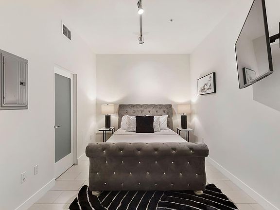 4th image of 939 S Broadway #1052