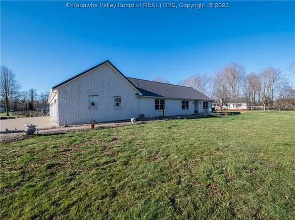 11153 Hurricane Creek Rd, Winfield, WV 25213