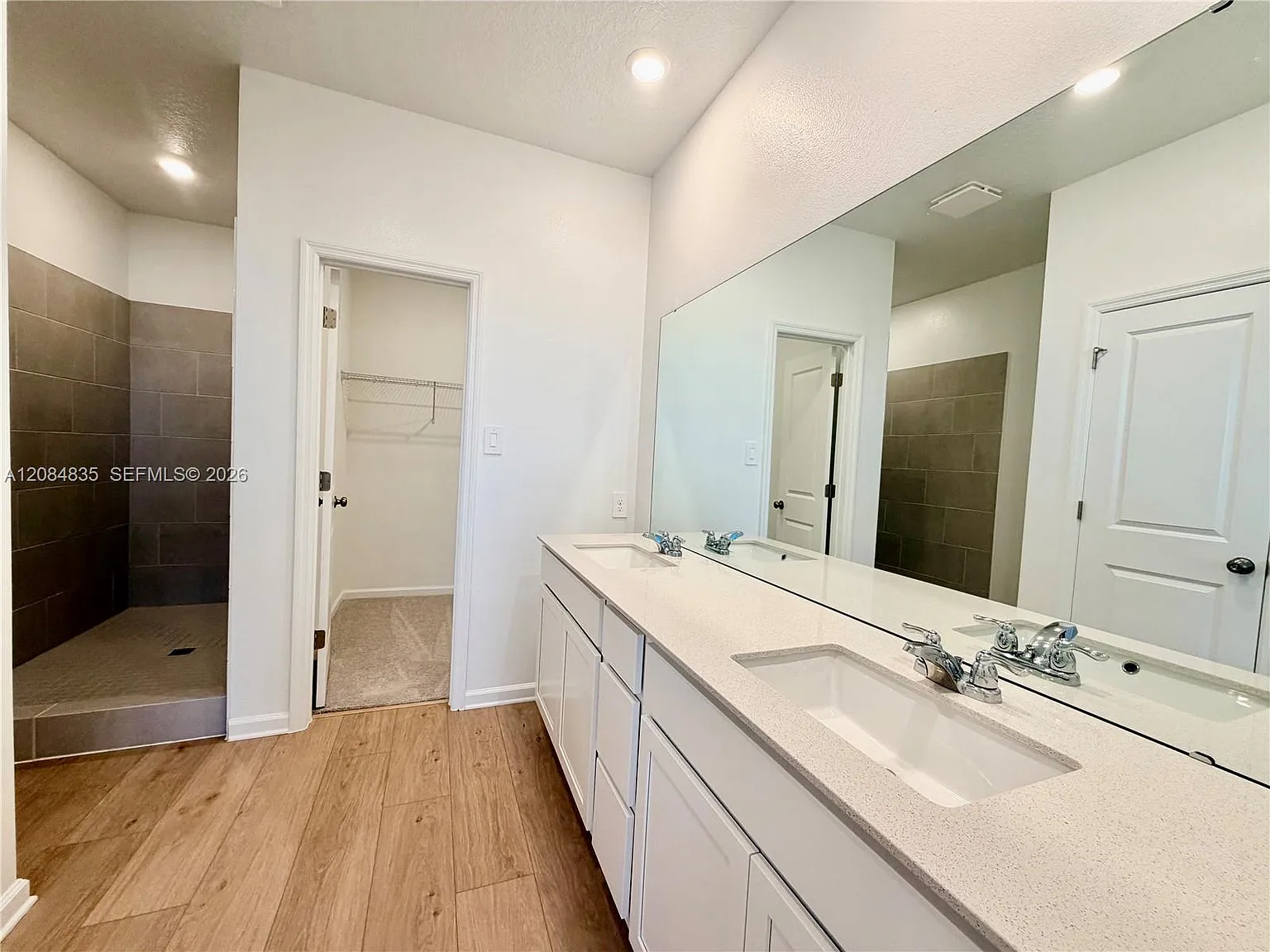 3 bed, 1827 sqft, $2,300 — Photo 4