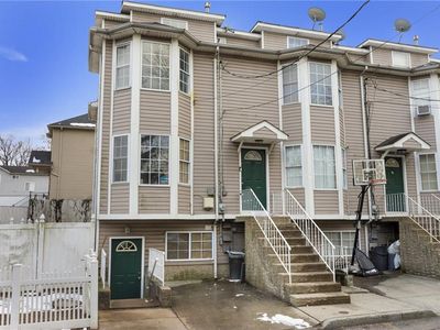 31 Laguna Ln, Staten Island, NY, 10303