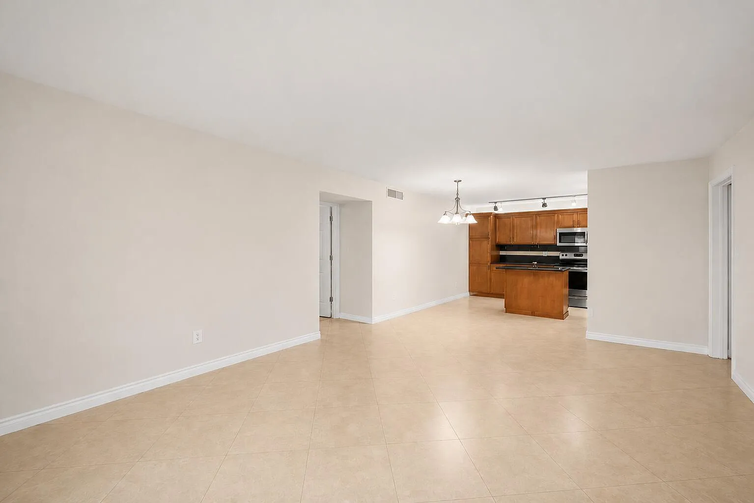 2 bed, 2.0 bath, 950 sqft, $2,100 — Photo 2