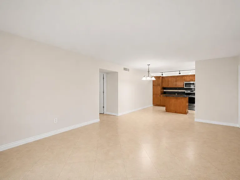 4528 SW 54th St #302-B — Photo 2