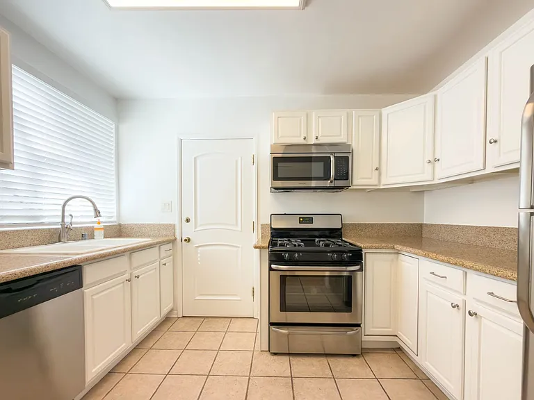 10428 Riverside Dr — Photo 5