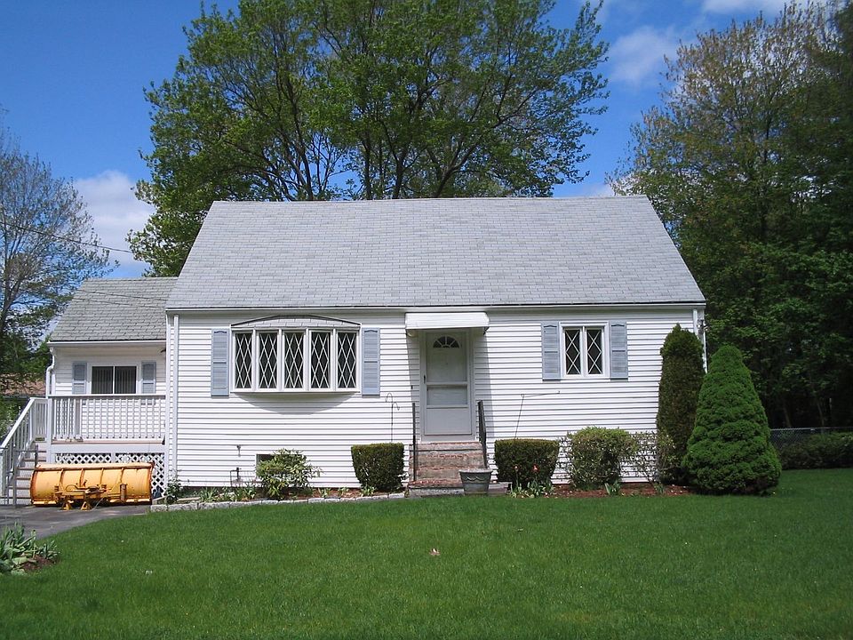 Welcome home to 22 Thomas St in Burlington!