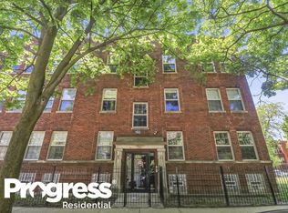 3555 W Ainslie St #P-2, Chicago, IL 60625