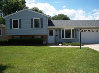 870 N Elmwood Dr, Aurora, IL 60506