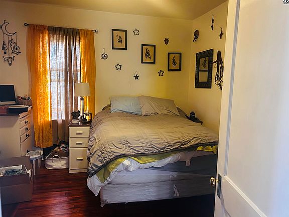 4th image of 820 W 3rd St