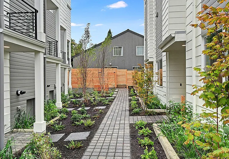 W Bertona St — Photo 4
