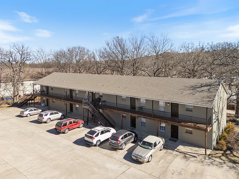 884 W Holly St — Photo 3