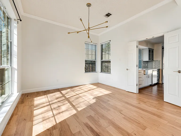 2049 Cannes Dr — Photo 4
