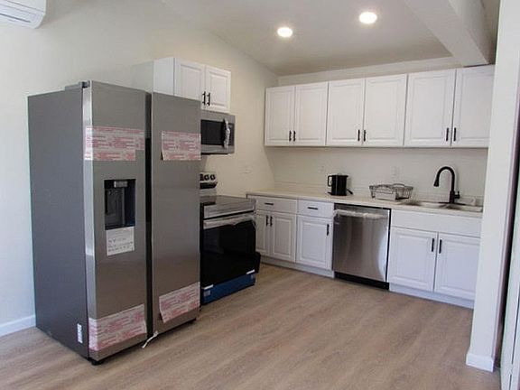 5th image of 22248 Vanowen St