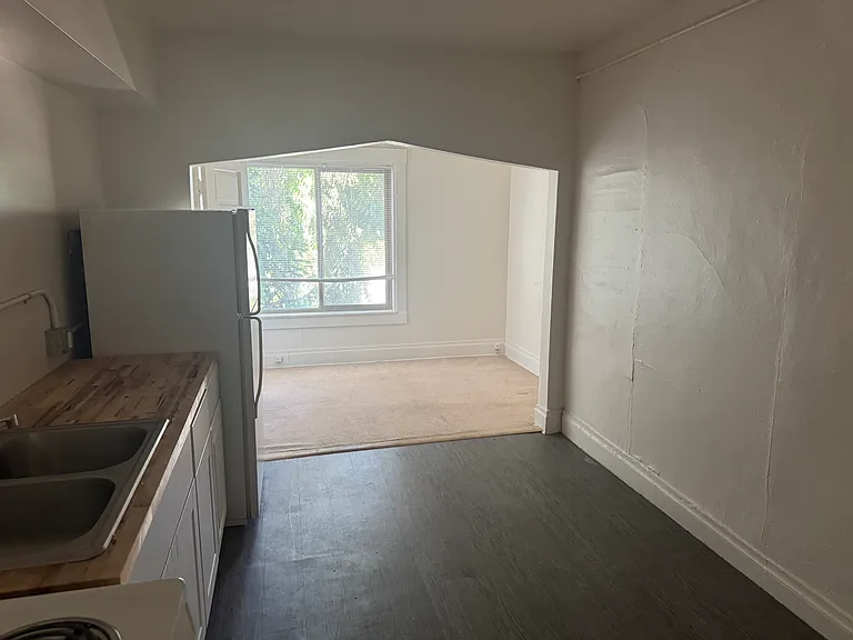 Third Avenue Apartments — Photo 24