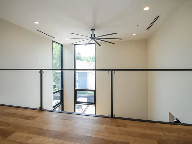 33 Russell St #202 — Photo 27