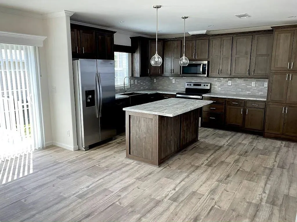 3 bed, 2.0 bath, 1575 sqft, $2,099 — Photo 2